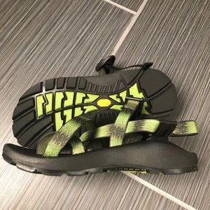 Women’s size 9, green Vibram Chaco sandals
